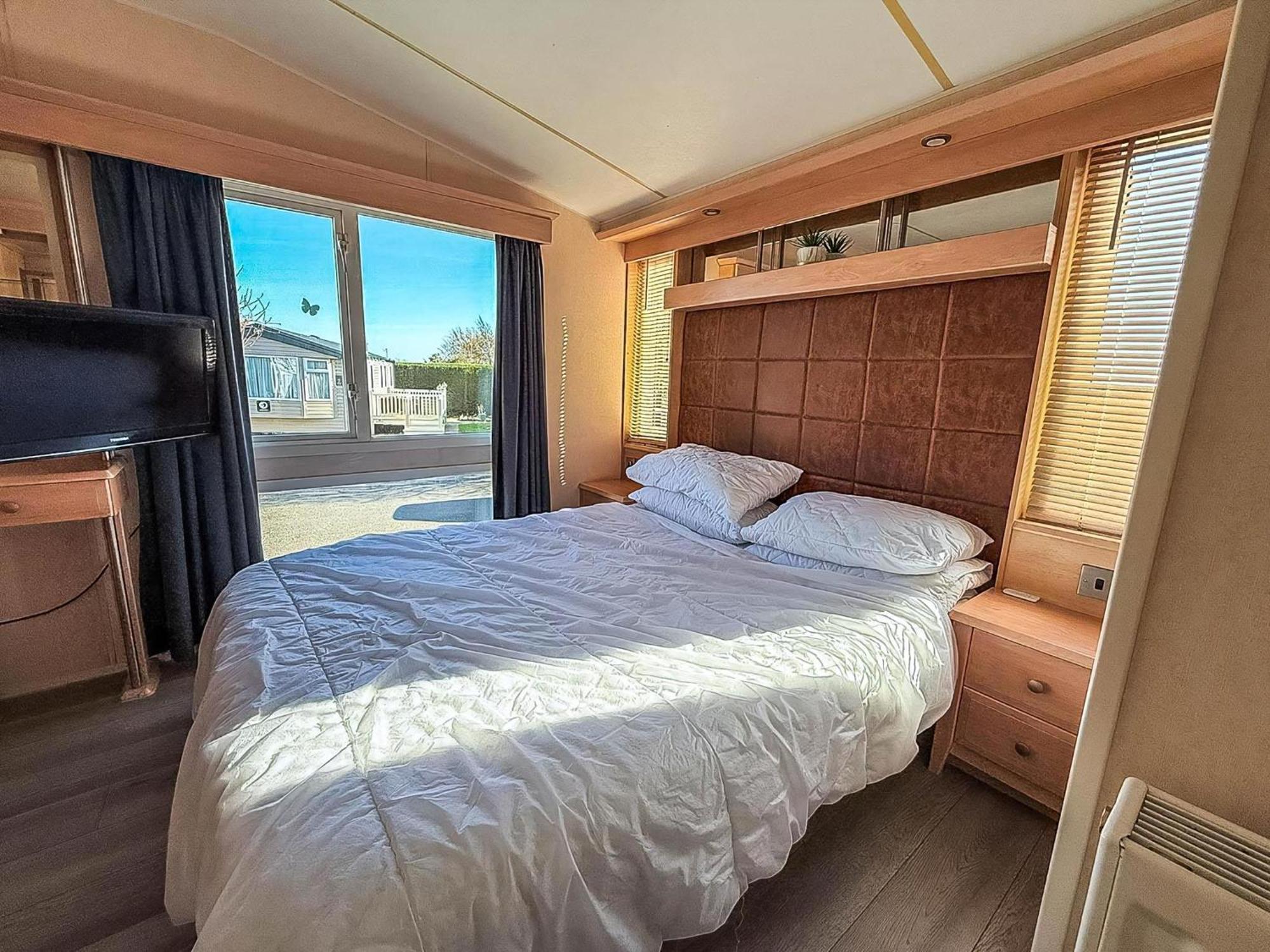 Fantastic Caravan With Stunning Views At Southview Ref 33002ml