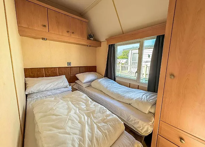 Fantastic Caravan With Stunning Lake Views At Southview Holiday Park Ref 33002Ml