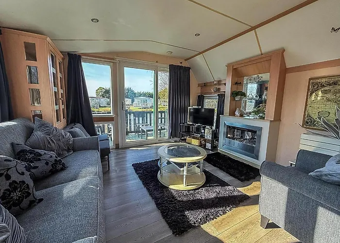 Fantastic Caravan With Stunning Lake Views At Southview Holiday Park Ref 33002Ml