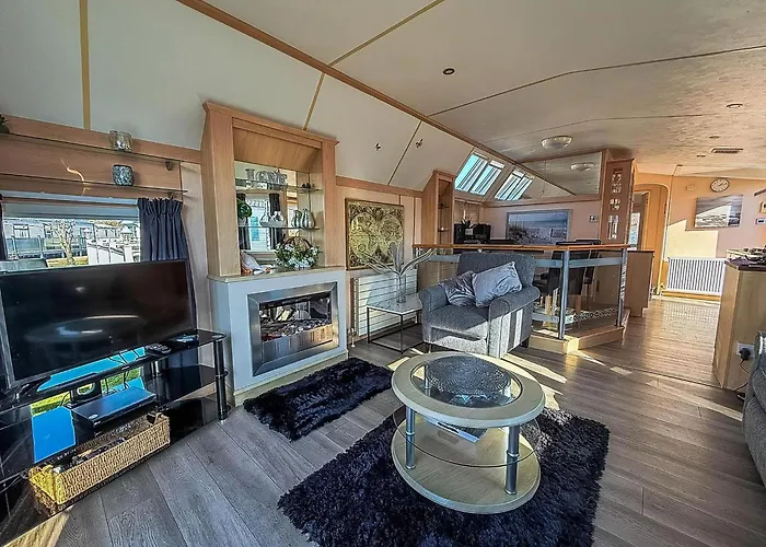 Fantastic Caravan With Stunning Lake Views At Southview Holiday Park Ref 33002Ml